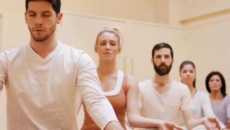 grupo de personas que hacen meditación