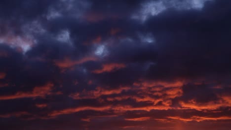 Nubes-Rojas-Matutinas-A-Medida-Que-Sale-El-Sol,-Lapso-De-Tiempo