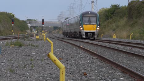 Personenzug-Auf-Der-Irischen-Schiene,-Der-Arbeiter-Transportiert