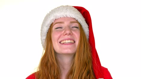 Primer-Plano-Medio-Estático-De-Una-Linda-Dama-Pelirroja-Con-Un-Sombrero-De-Santa-Y-Sonriendo