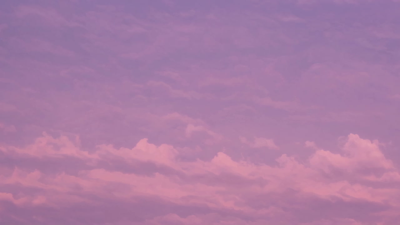 cielo rosa y púrpura con nubes