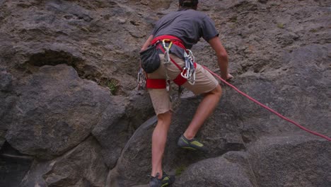 Un-Escalador-Escala-Una-Pared-De-Roca-Escarpada