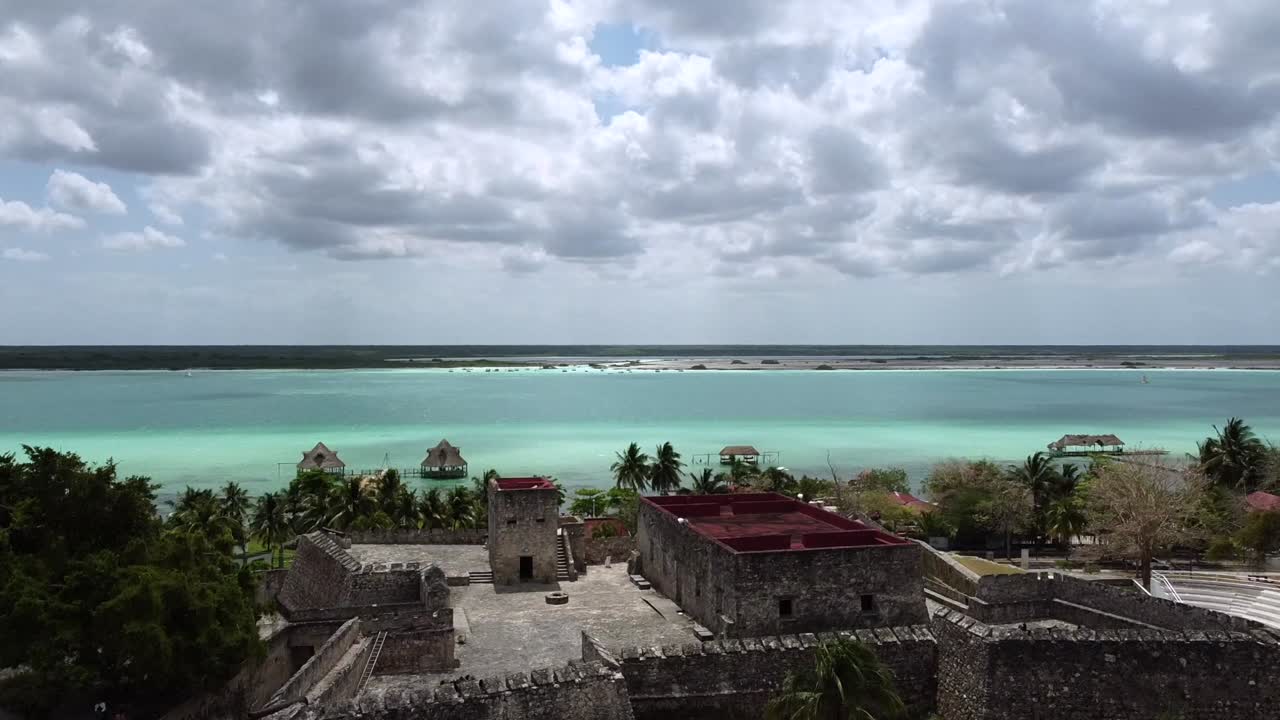 vista aérea de la laguna de bacalar desde atrás de la fortaleza de san felipe