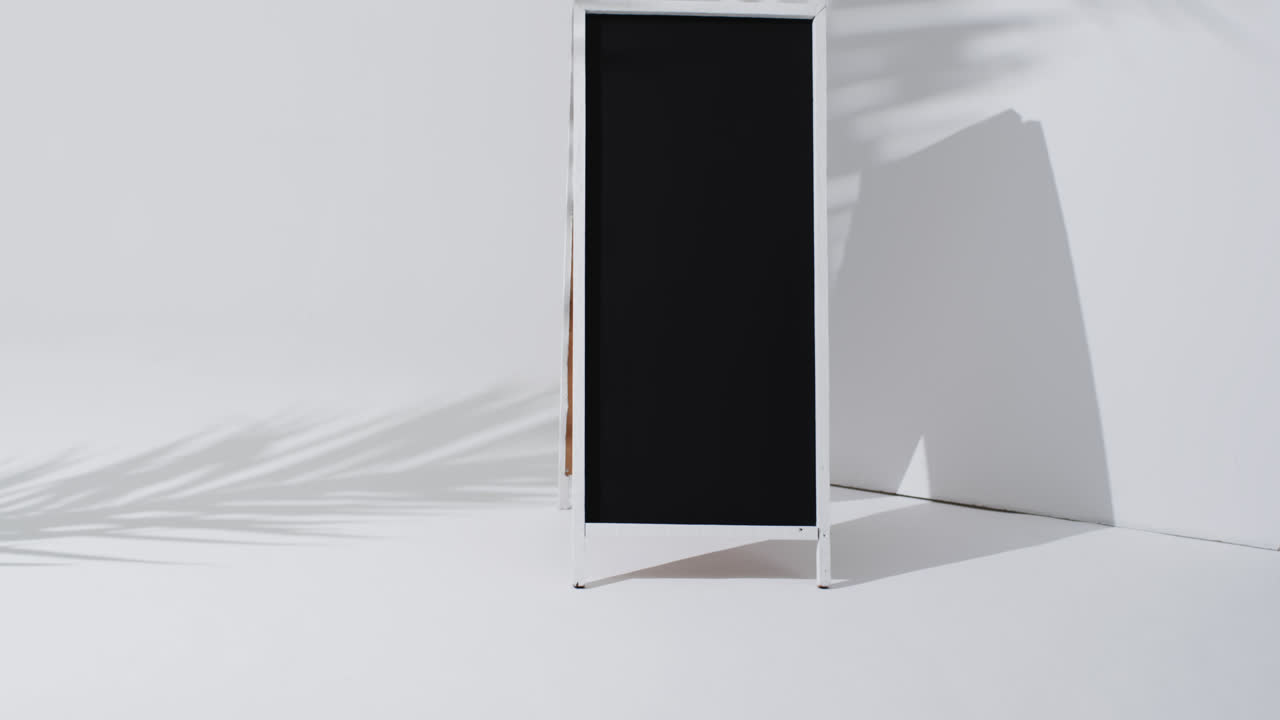 ⁇  배경 에 복사 공간 을 가진  ⁇  스탠드 에 있는 블랙보드 표지판 의 비디오