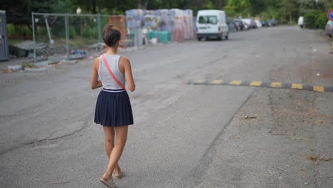 mujer caminando por una calle
