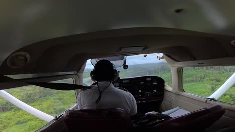 piloto aterrizando en una remota pista de aterrizaje en la jungla en un avión cessna