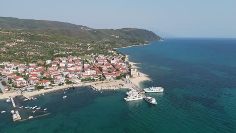 Fähren-Im-Hafen-Von-Ouranoupoli,-Athos,-Chalkidiki,-Griechenland---4K-Luftaufnahme