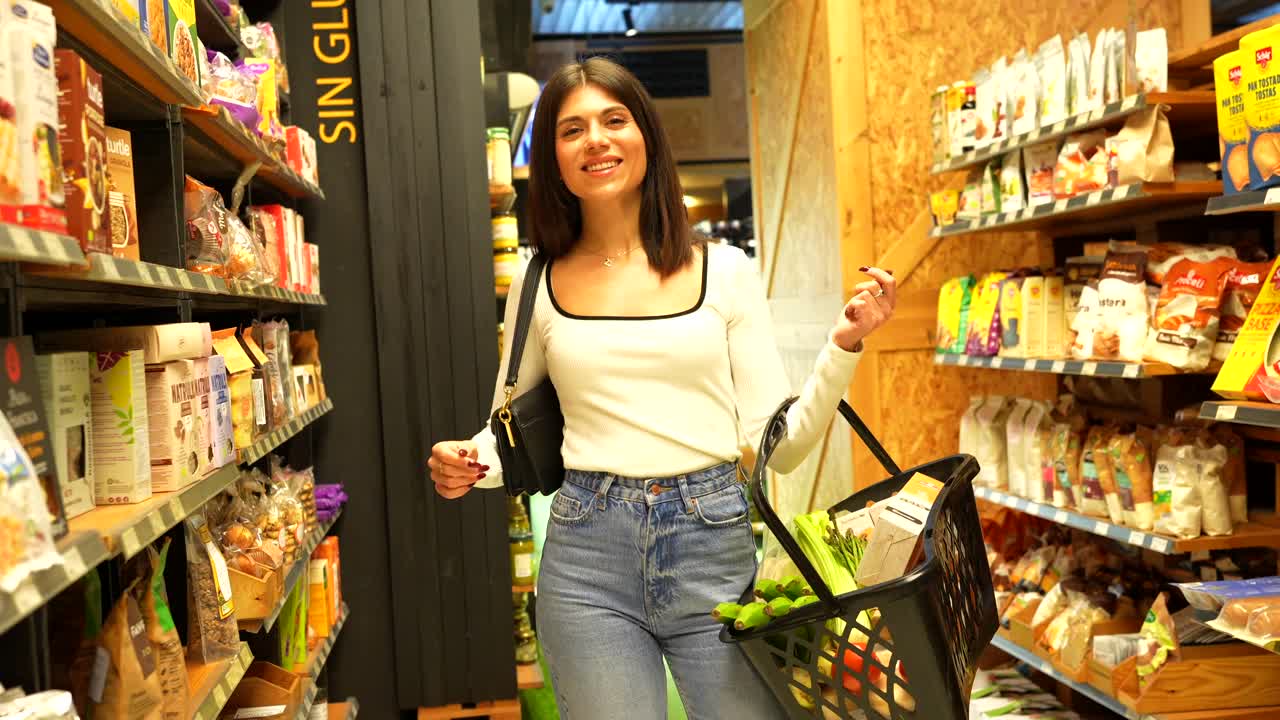 식료품 가게 에서 쇼핑 하는 여자