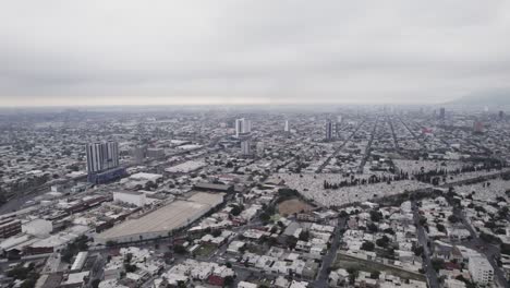 Disparo-De-Drones-En-Un-Día-Nublado-Por-La-Mañana-En-Monterrey,-México,-Sobre-Un-Cementerio-Católico-De-La-Ciudad