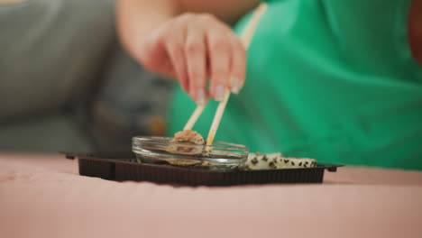 mujer comiendo sushi en casa