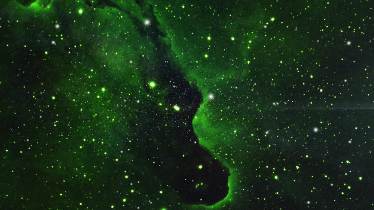 las nubes nebulosas verdes se mueven en el universo