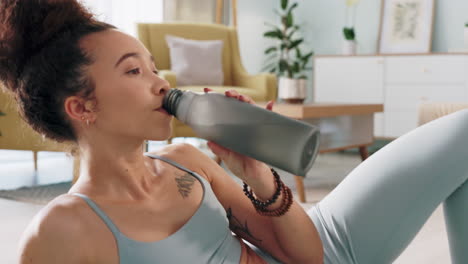 fitness, relajarse y mujer bebiendo agua en la vida