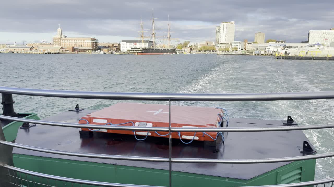 Fährüberfahrt vom Hafen von Portsmouth nach Gosport mit Blick auf ein historisches Schiff
