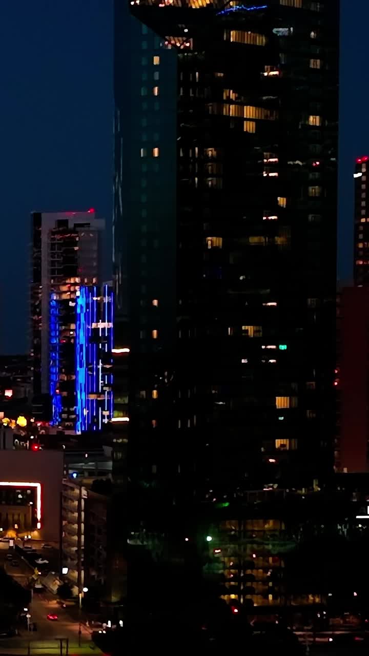 Vista do centro de Dallas à noite com luzes da cidade brilhando