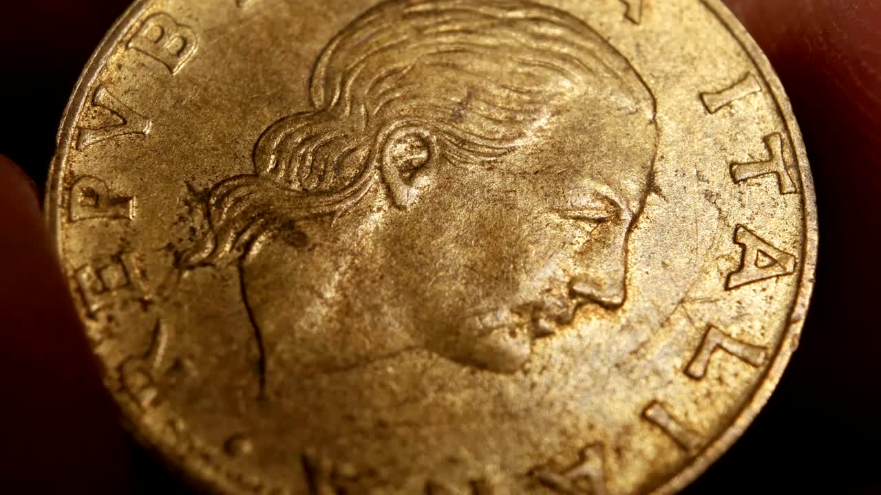 매우 오래된 동전의 근접 사진