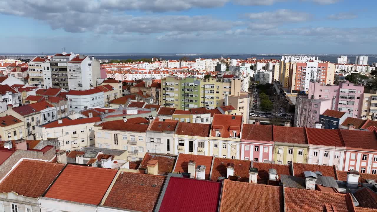 Ripresa con drone che sorvola i tetti