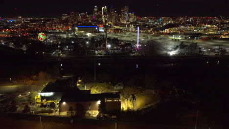 vista aérea de la toma inclinada del centro de denver por la noche