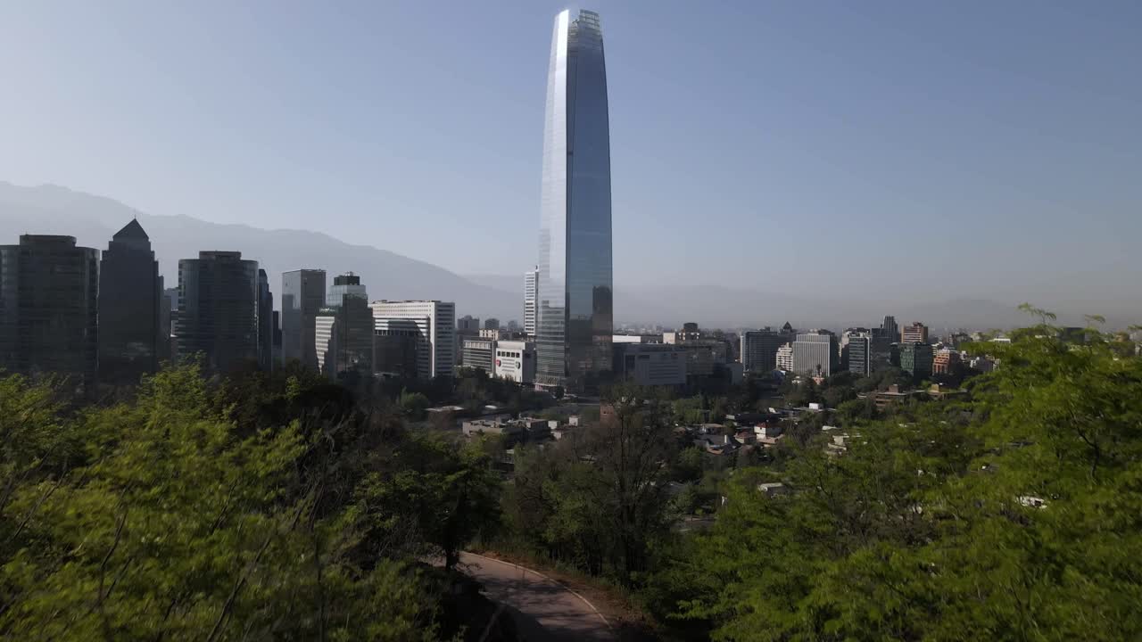 Ingresso in scena della Torre Costanera a Santiago del Cile, aerea UHD 4K