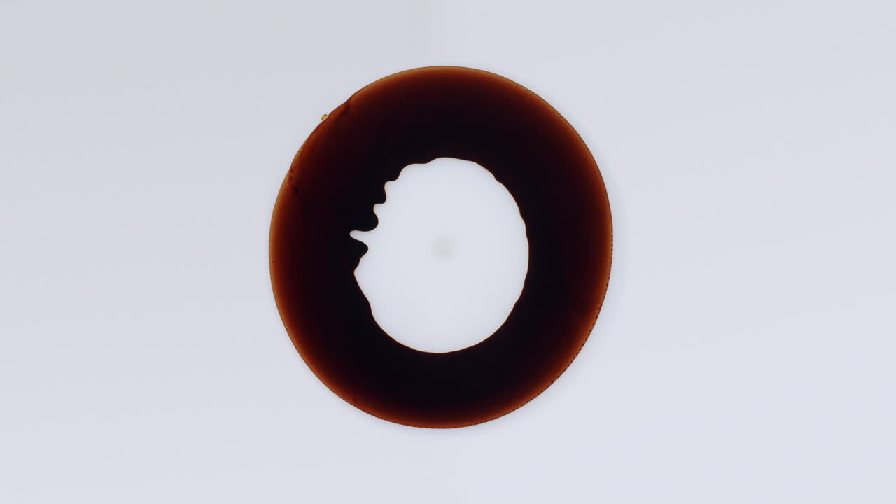 흰색 표면에 어두운 오일 링