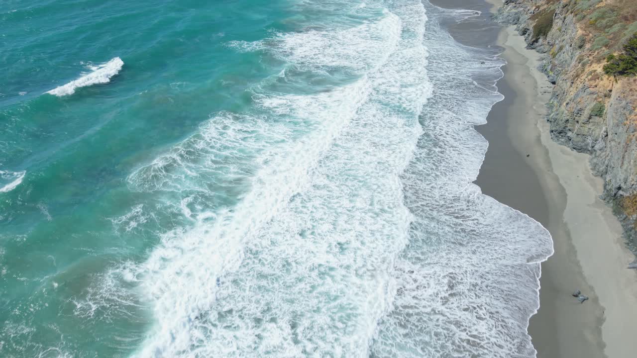 Le riprese con drone rivelano il fascino selvaggio di Black Point Beach, con onde che si infrangono contro scogliere rocciose e un vasto orizzonte che si estende all'infinito sull'Oceano Pacifico.