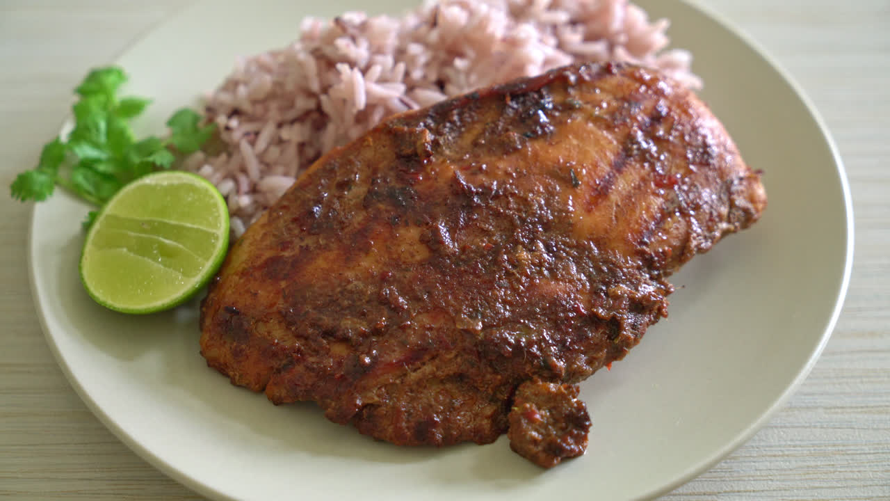 pollo picante jamaicano a la parrilla con arroz - estilo de comida jamaicana