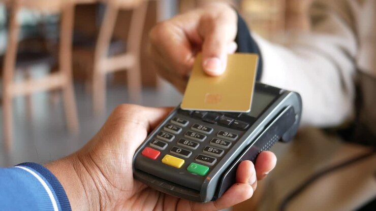 Making a credit card payment at a cafe