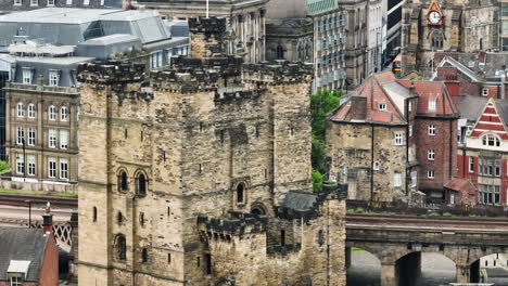 Mittelalterliche-Newcastle-Castle-Harmonisch-Mit-Moderner-Stadtplanung-Verschmolzen