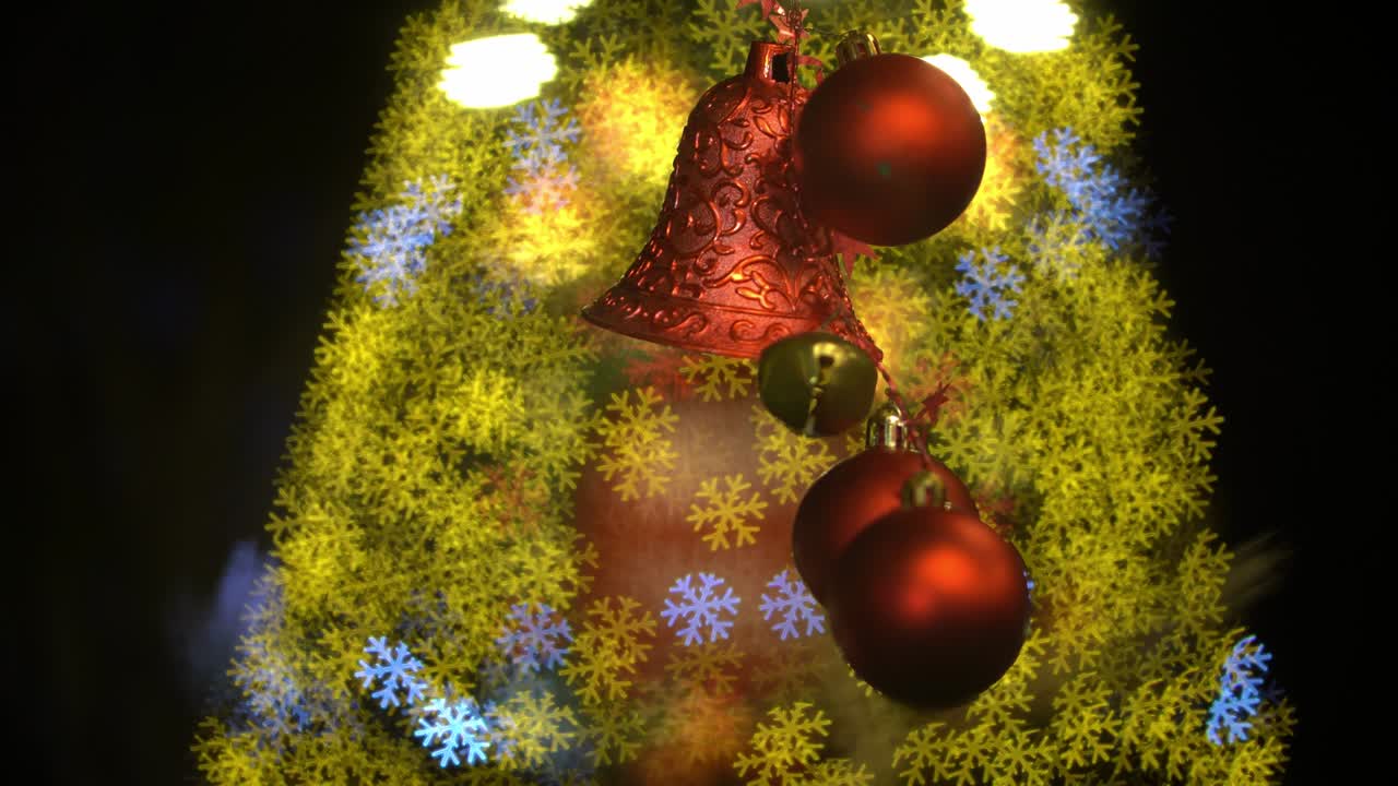 seleccione la bola de navidad y la campana con el bokeh del copo de nieve