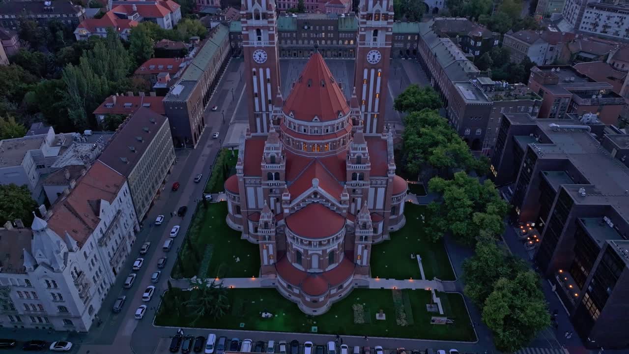 Igreja Votiva imponente ao pôr do sol na Praça Dom, Hungria