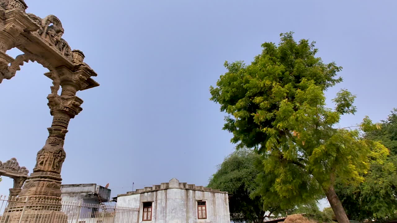 Narsinh Mehta Ni Chowri Vadnagar Gujarat India che mostra l'architettura storica del tempio ad arco in pietra con importanza culturale e spirituale sotto un cielo sereno