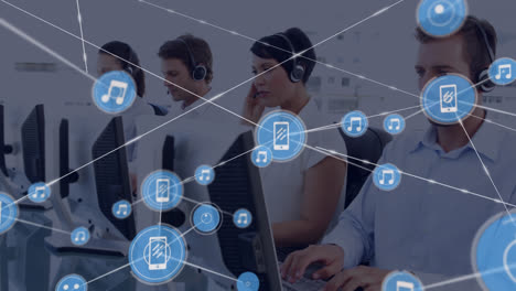 animación de iconos conectados, diversos representantes de los clientes hablando en auriculares con los clientes