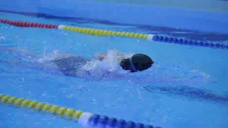 joven deportiva nadando en la piscina