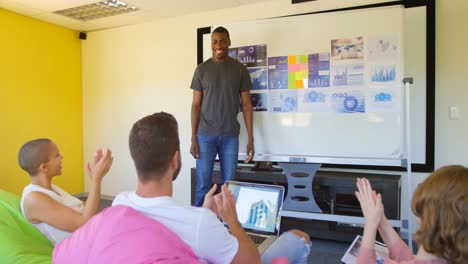 joven equipo de negocios de raza mixta planeando y sentado en una oficina moderna 4k