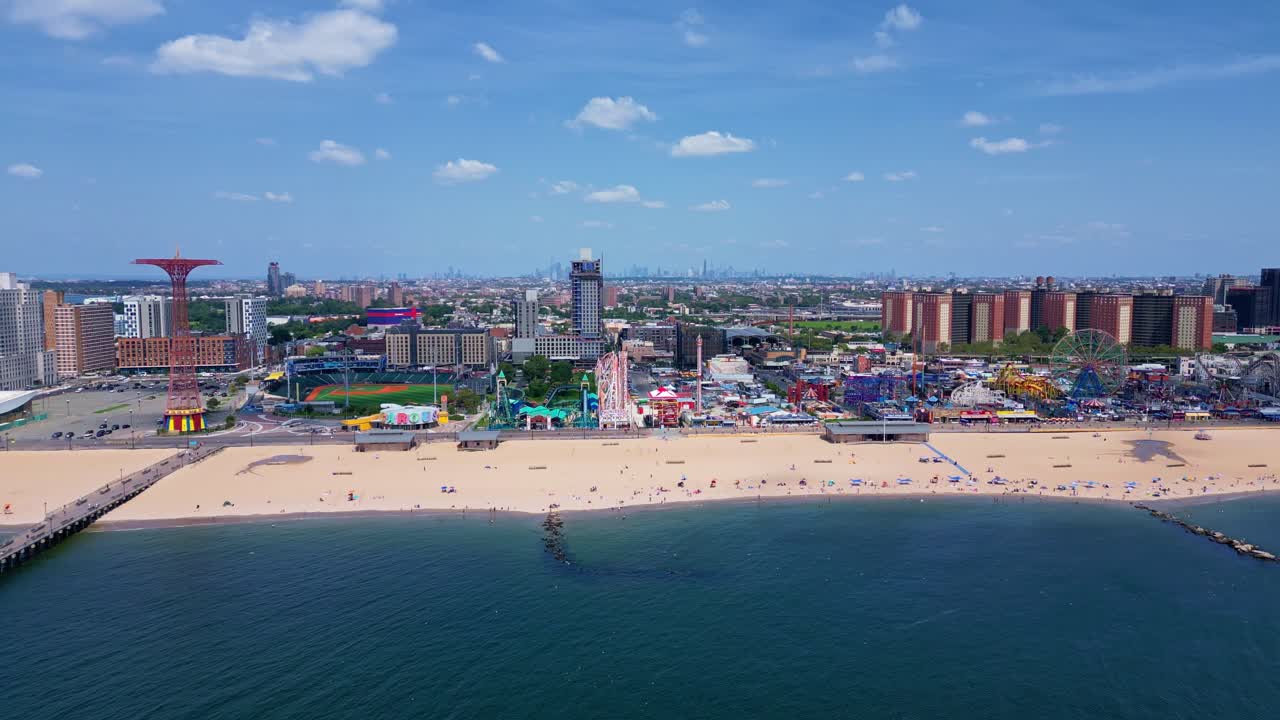 브라이튼 해변, 부드럽고 황금색 모래가 해안선을 따라 어 있습니다.