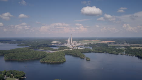 Breiter-Luftüberfall-Des-Kraftwerks-Am-Ufer-Des-Hyco-Sees-In-North-Carolina-Mit-Wochenendbooten,-Die-Darüber-Segeln