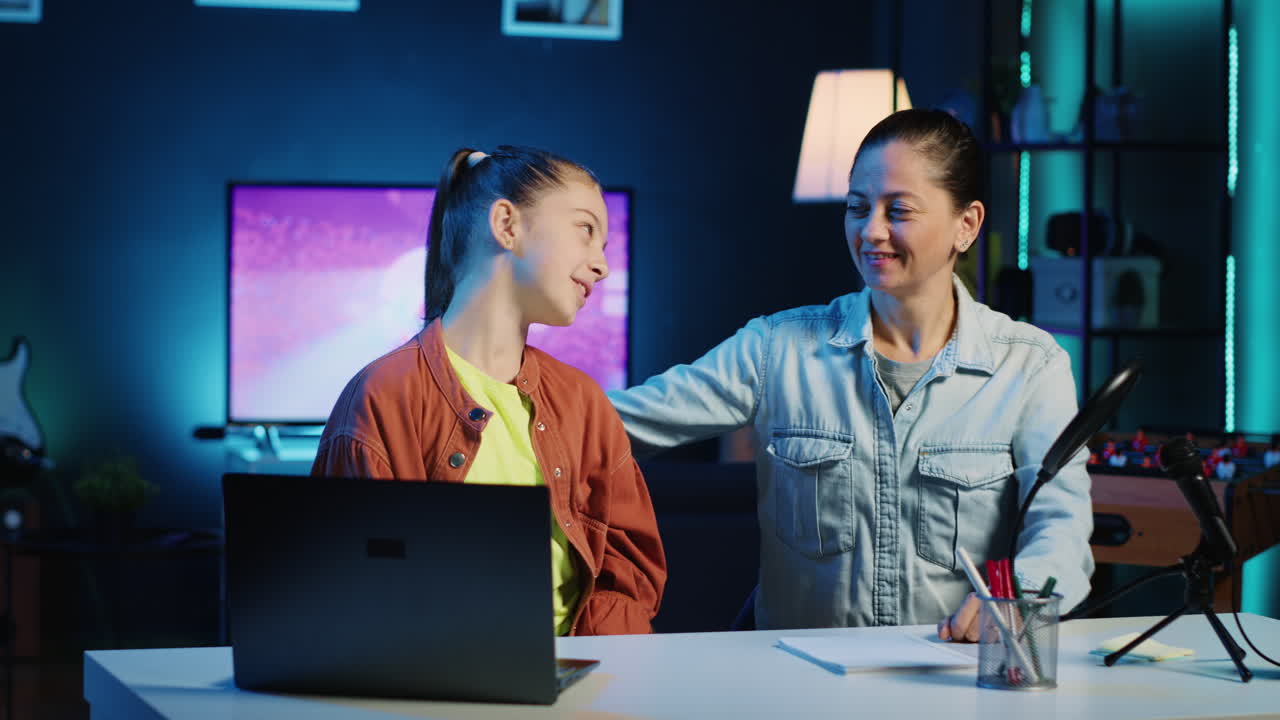 z 세대의 미디어 스타와 부모가 관객들에게 자신을 소개하고 있습니다.