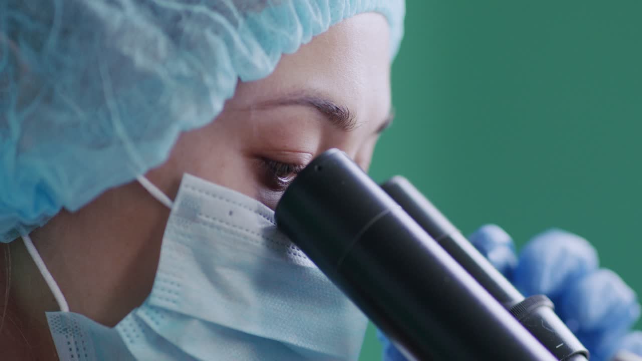 현미경을 사용하는 과학자