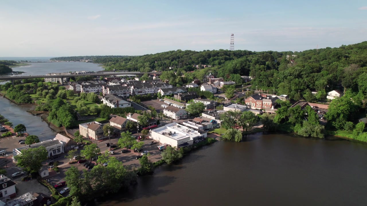 Luftfoto av silhuetten av landsbyen Roslyn, North Hempstead, New York, 4K