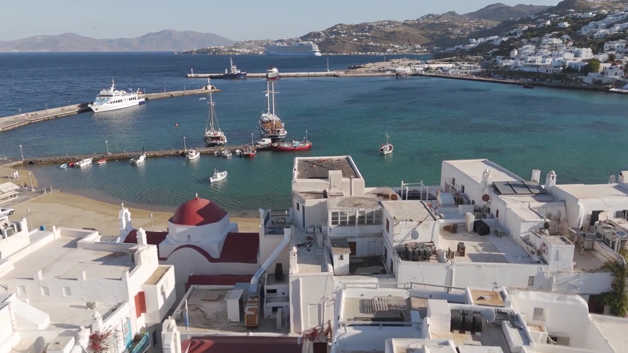 Volando sopra gli iconici villaggi imbiancati a calce di Mykonos, l'isola greca. Ripresa aerea con drone