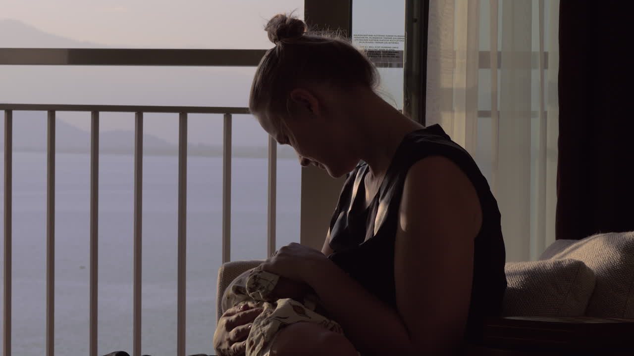 madre amamantando al bebé en el hogar