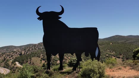 vista icónica del toro de osborne, símbolo de españa, luz del día con un bonito cielo azul