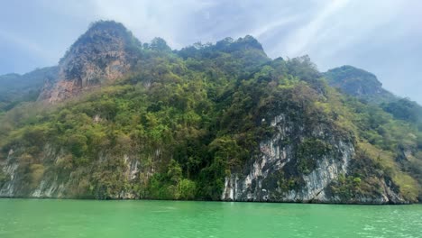 al sur de tailandia con aguas esmeralda con barcos de cola larga y increíble ubicación de viaje cerca de krabi, isla phi phi