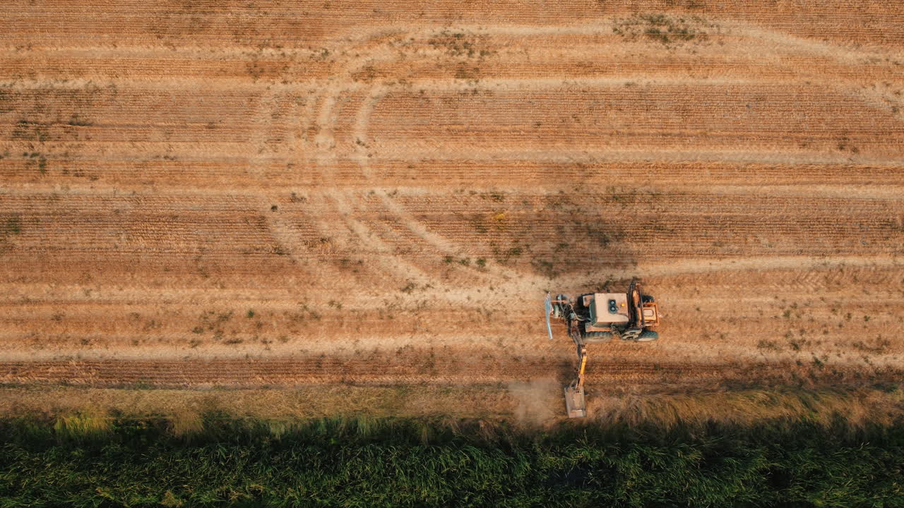 Luftfoto af traktor, der arbejder på en mark