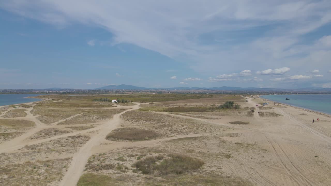 clip de despegue de 4k sobre una península en la playa tropical de epanomi, halkidiki, grecia