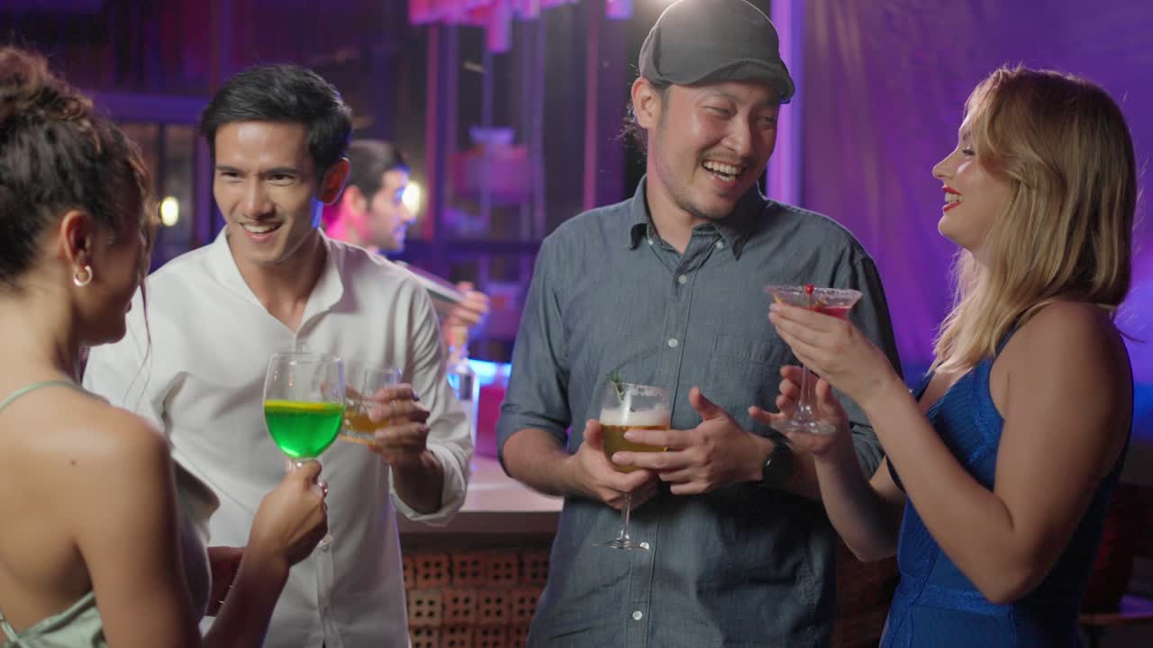 amigos celebrando en un club nocturno