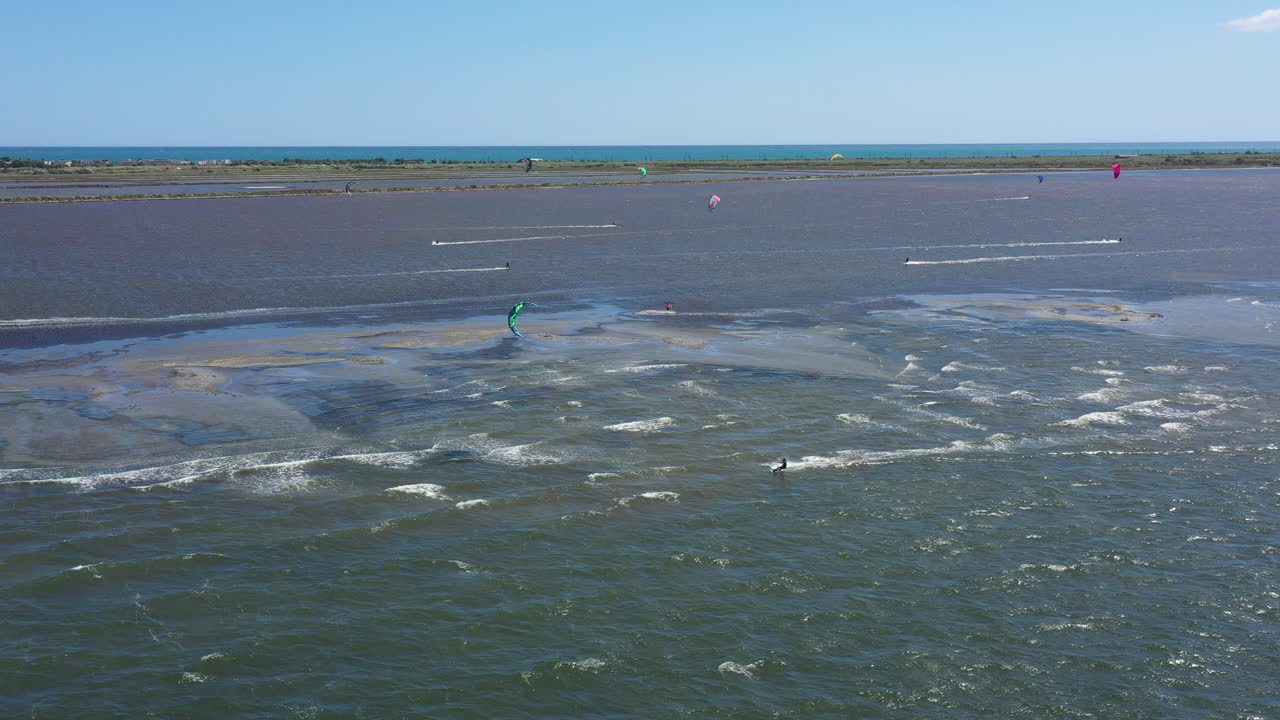 카이트보더: 지중해를 배경으로 한 공중 촬영 프랑스 에 드 타우