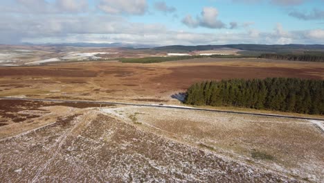 paso elevado suave del paisaje de northumberland, reino unido. tiro de muñeca