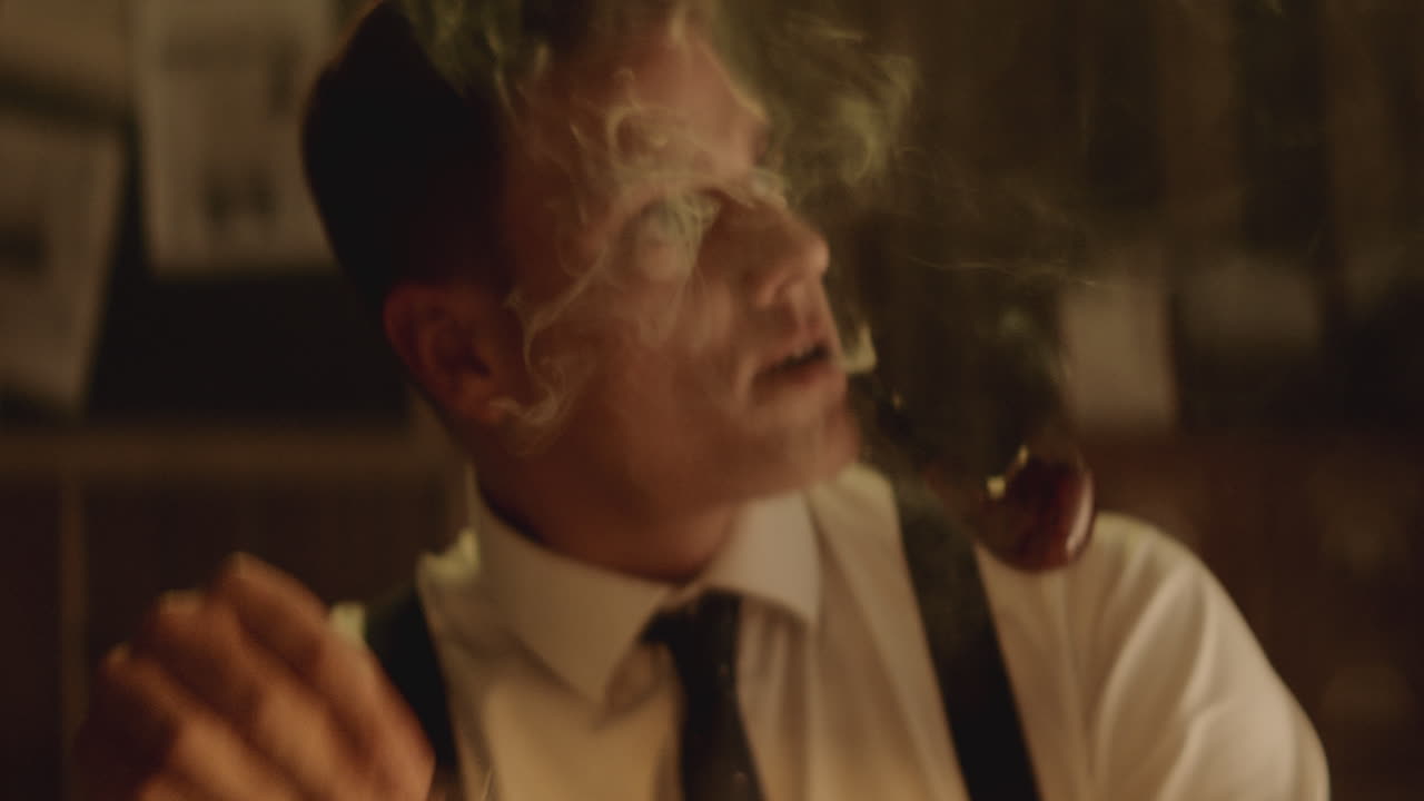 detective investigando un caso