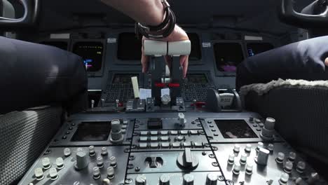 vista en primer plano de los instrumentos de vuelo y la rueda de control de una cabina de un avión moderno en un aterrizaje accidentado en tiempo real