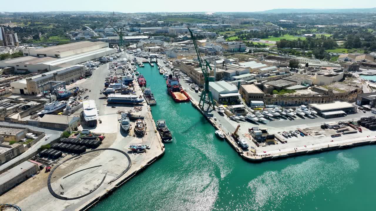 멀리서 보트 야드 주위를 공전하는 공중 드론  ⁇